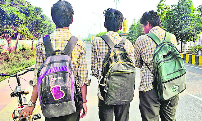 బాలల బ్యాగు పట్టని బాబు! 3