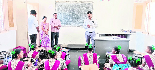 ఆశ్రమ పాఠశాల సందర్శన1