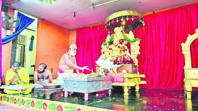 స్వర్ణకవచధారణలో రామయ్య1