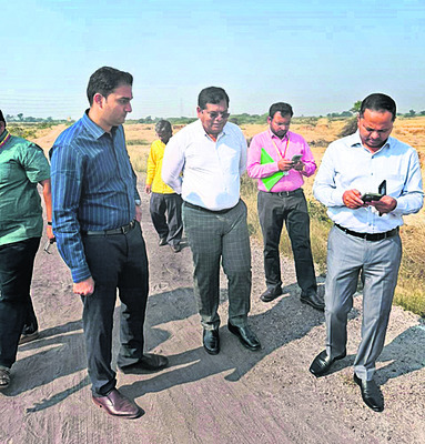 కుక్కలను పట్టి తరలిస్తాం1