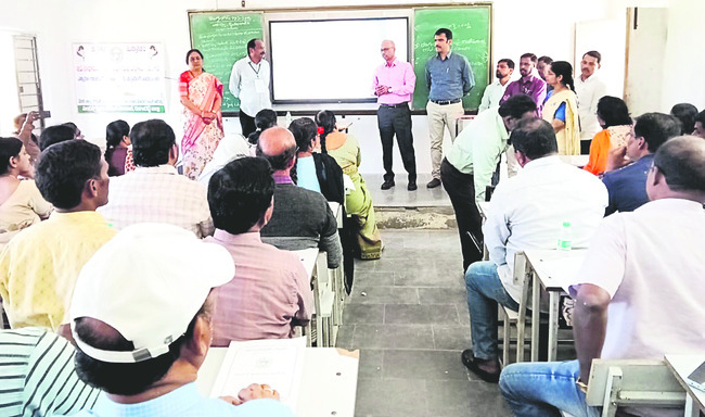 ఎన్నికల నిబంధనలు  పాటించాలి
3