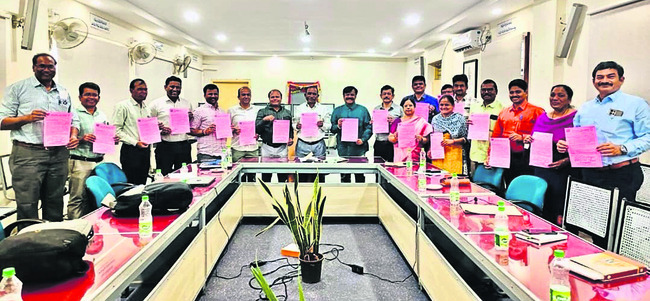 మేడారం జాతరకు   సిద్ధం కావాలి
1