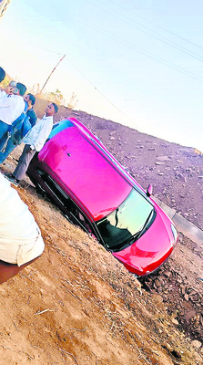 వేర్వేరు చోట్ల అదుపు తప్పిన కార్లు1