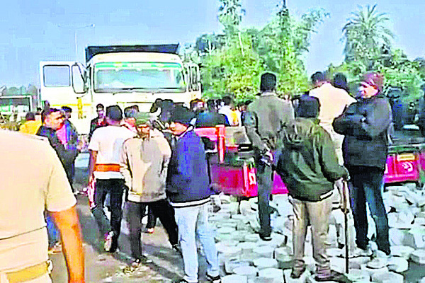 పేదలకు నిత్యావసరాల పంపిణీ3