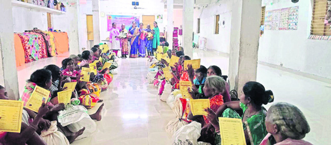 పేదలకు నిత్యావసరాల పంపిణీ4