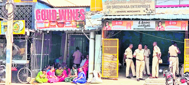 మద్యం షాపు వద్దంటూ మహిళల నిరసన1