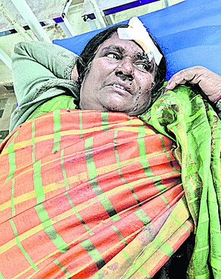 సీట్ల మధ్య ఇరుక్కుపోయా 
1