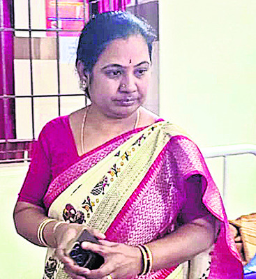 సీట్ల మధ్య ఇరుక్కుపోయా 
2