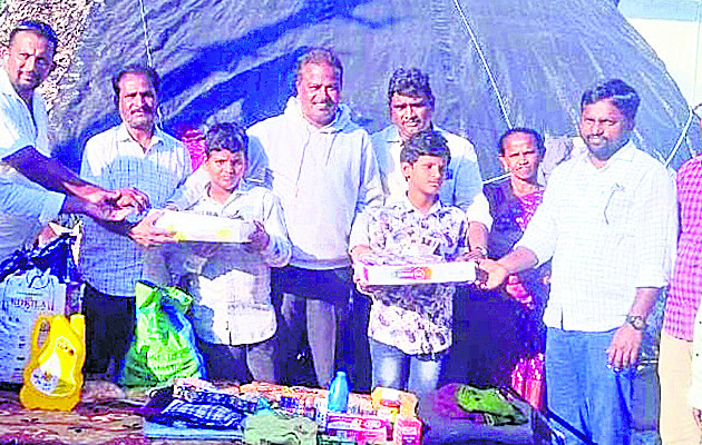 ● పసివారికి సాయం1