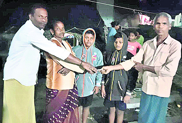 ● పసివారికి సాయం2