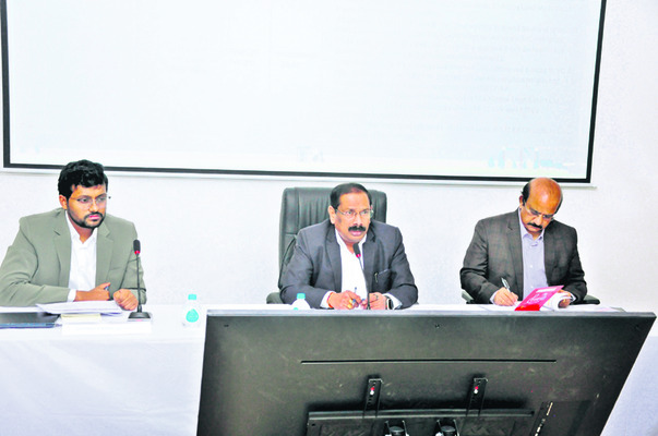 సోలార్‌ ప్రాజెక్టులను వేగవంతంగా పూర్తి చేయాలి 1