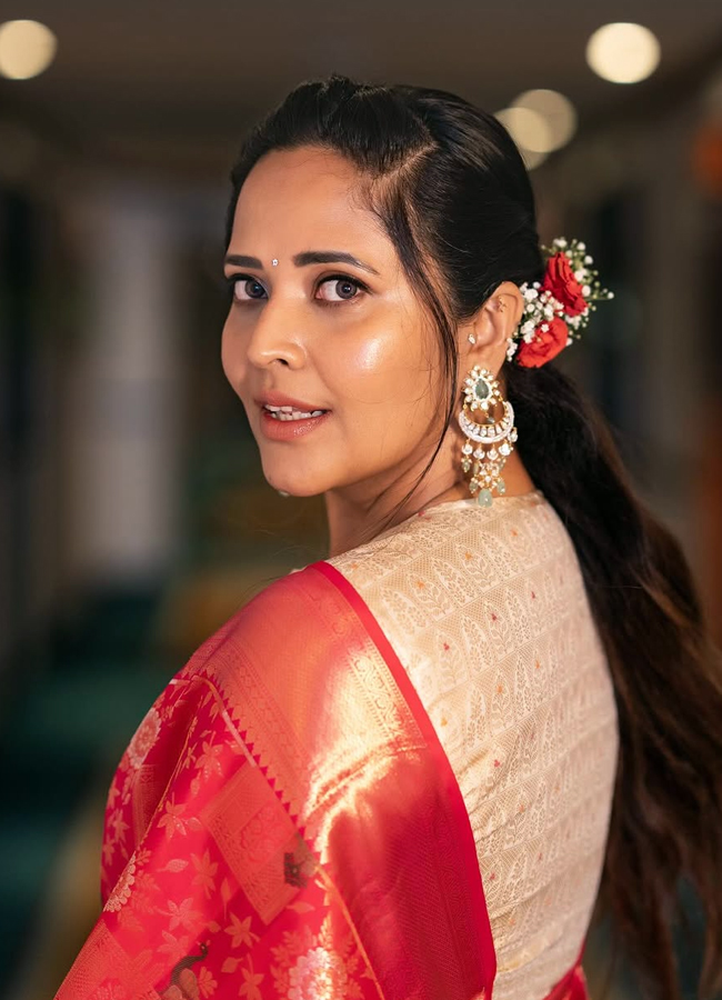 Anasuya in a traditional look in a saree Photos go viral2