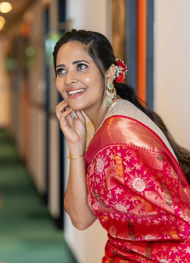 Anasuya in a traditional look in a saree Photos go viral11
