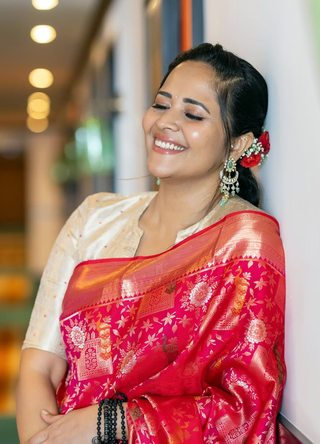 Anasuya in a traditional look in a saree Photos go viral12