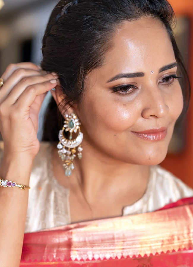 Anasuya in a traditional look in a saree Photos go viral13