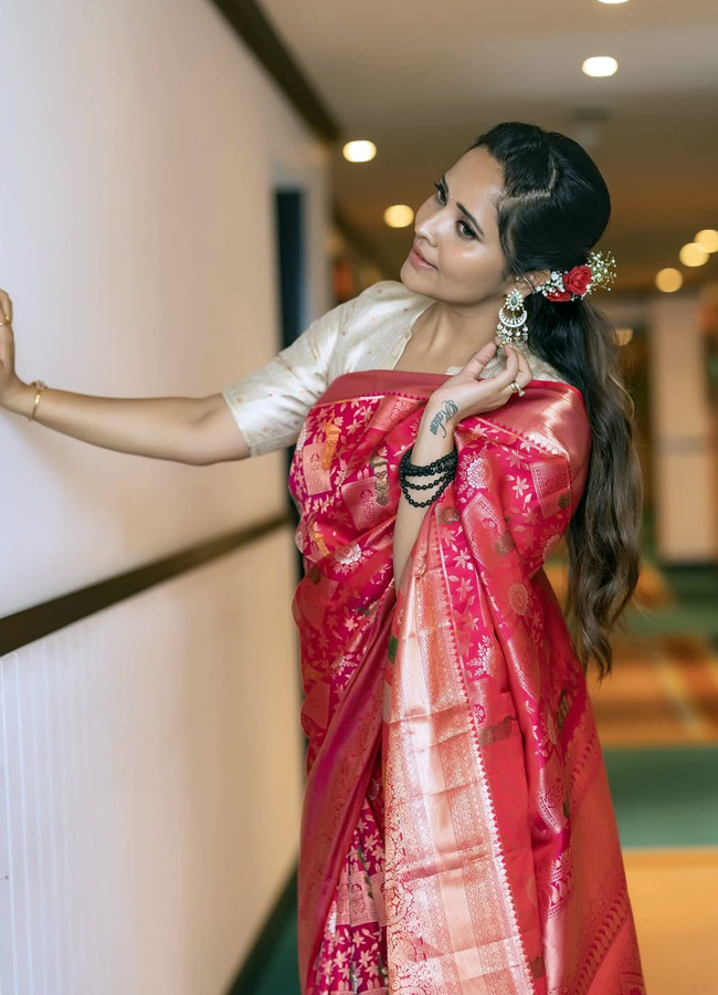Anasuya in a traditional look in a saree Photos go viral3