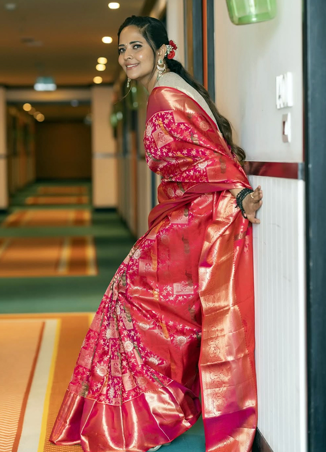 Anasuya in a traditional look in a saree Photos go viral4