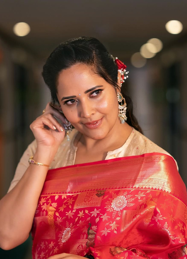 Anasuya in a traditional look in a saree Photos go viral5