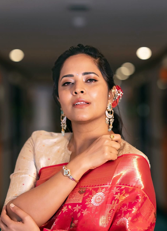 Anasuya in a traditional look in a saree Photos go viral6