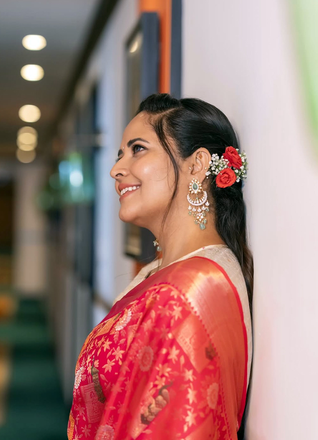 Anasuya in a traditional look in a saree Photos go viral7