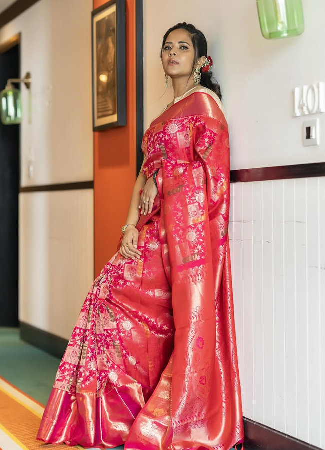 Anasuya in a traditional look in a saree Photos go viral8