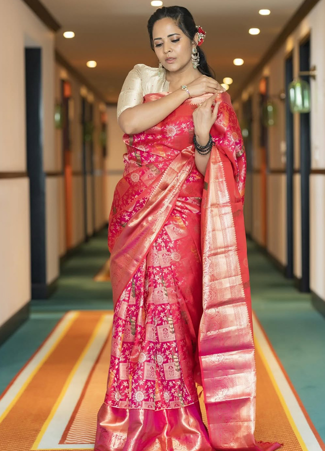 Anasuya in a traditional look in a saree Photos go viral9