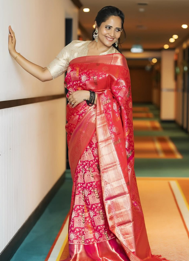 Anasuya in a traditional look in a saree Photos go viral10