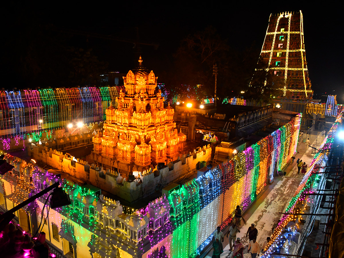 Heavy Rush of Bhavani Deeksha Viraman on Indrakeeladri2