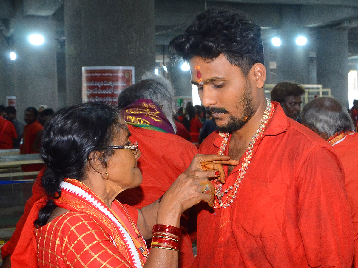 Heavy Rush of Bhavani Deeksha Viraman on Indrakeeladri24