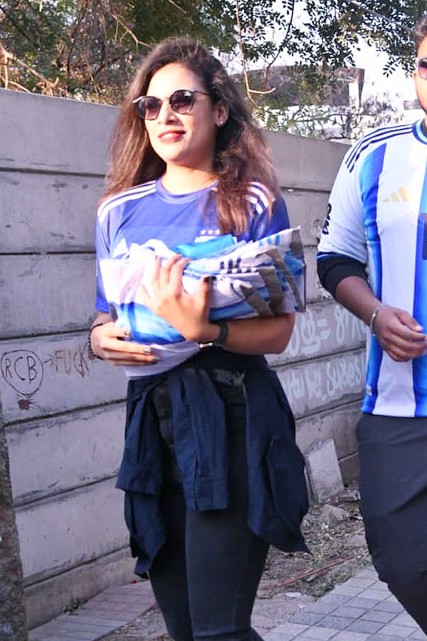 Lionel Messi Connects with Hyderabad Stadium Fans Photos3