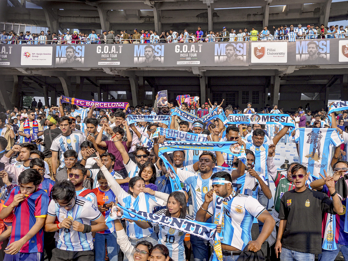 Lionel Messi India tour starts in chaos As angry fans throw seats in stadium Photos5