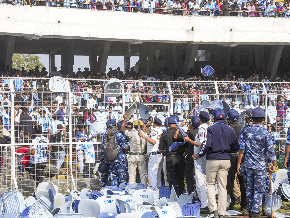 Lionel Messi India tour starts in chaos As angry fans throw seats in stadium Photos6