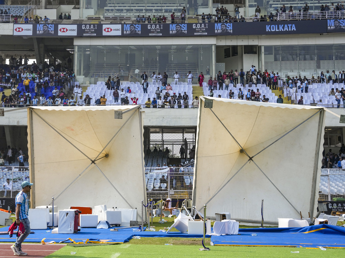 Lionel Messi India tour starts in chaos As angry fans throw seats in stadium Photos7