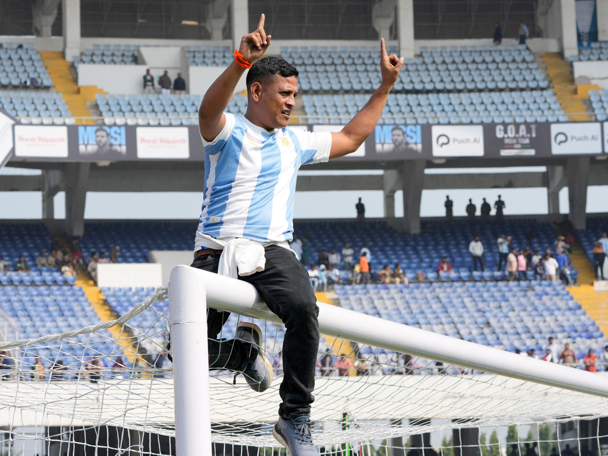 Lionel Messi India tour starts in chaos As angry fans throw seats in stadium Photos8