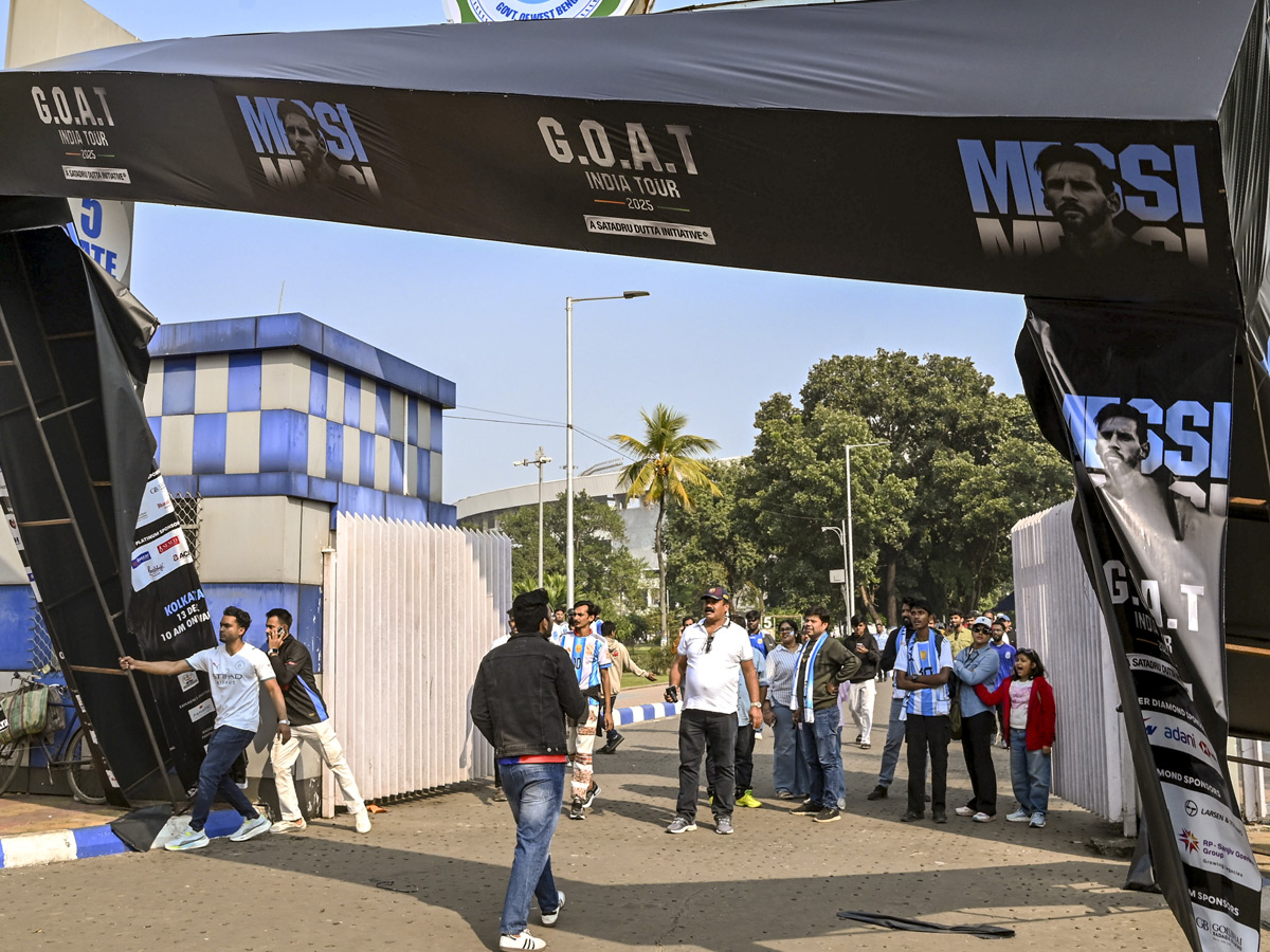 Lionel Messi India tour starts in chaos As angry fans throw seats in stadium Photos12