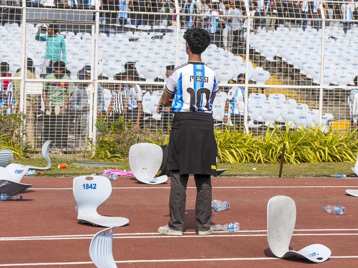 Lionel Messi India tour starts in chaos As angry fans throw seats in stadium Photos13