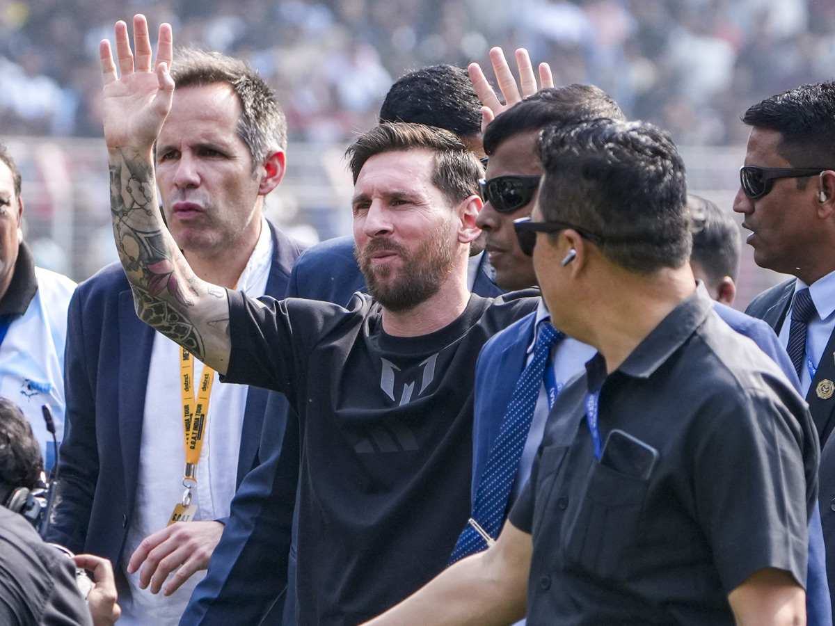 Lionel Messi India tour starts in chaos As angry fans throw seats in stadium Photos14