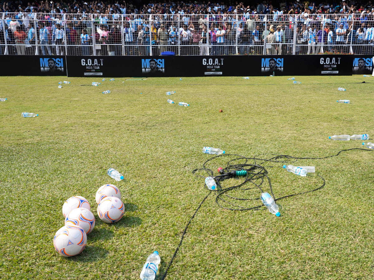 Lionel Messi India tour starts in chaos As angry fans throw seats in stadium Photos15