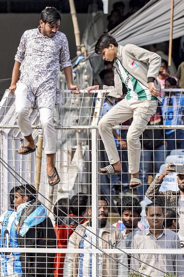 Lionel Messi India tour starts in chaos As angry fans throw seats in stadium Photos17