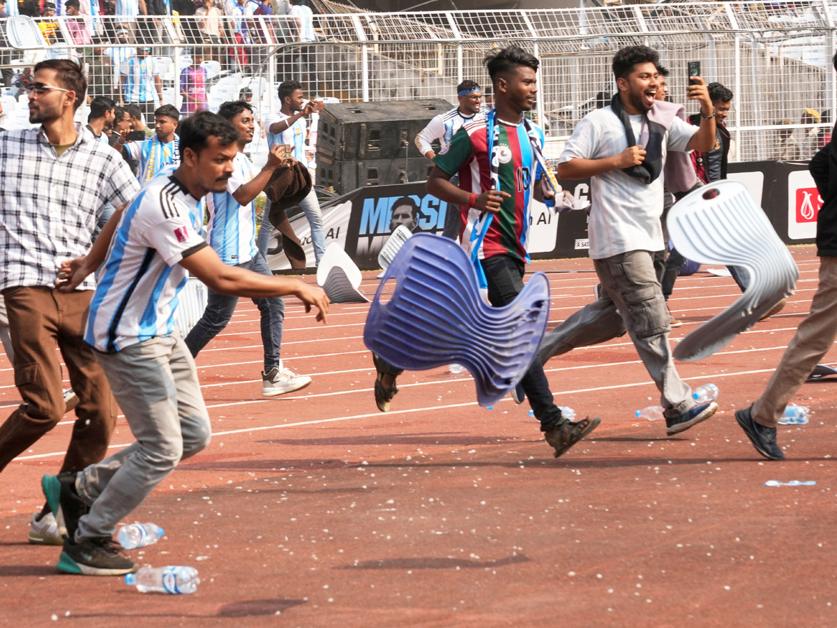 Lionel Messi India tour starts in chaos As angry fans throw seats in stadium Photos20