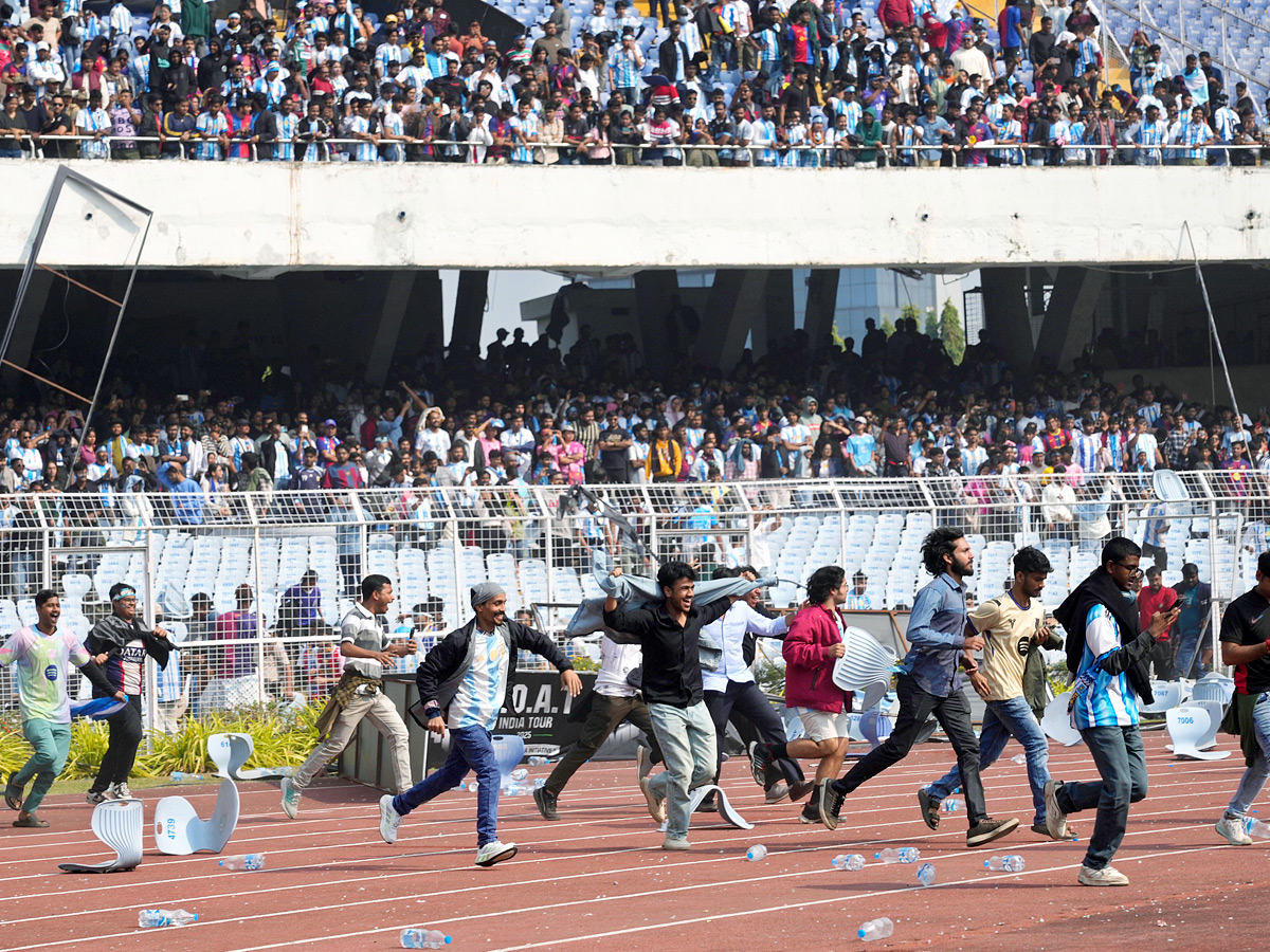 Lionel Messi India tour starts in chaos As angry fans throw seats in stadium Photos21