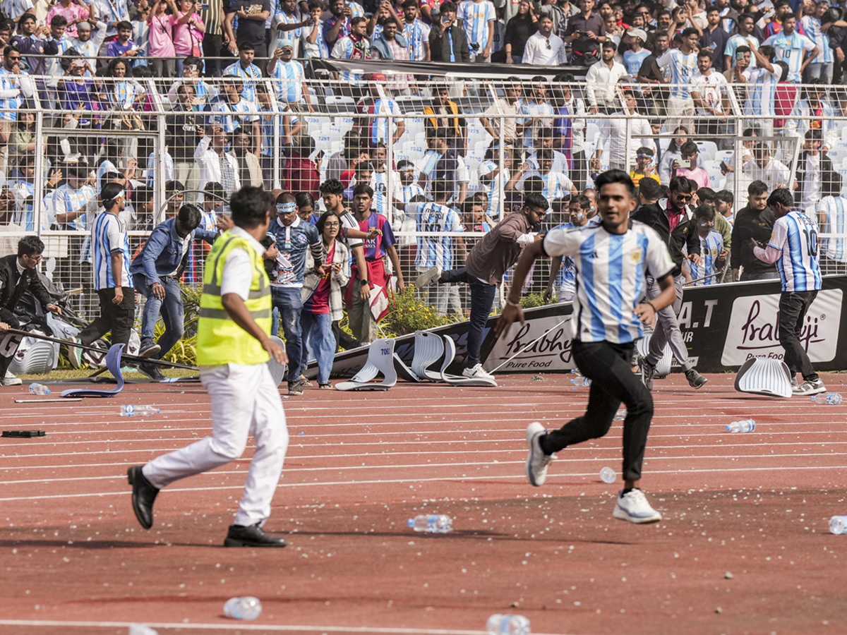 Lionel Messi India tour starts in chaos As angry fans throw seats in stadium Photos23