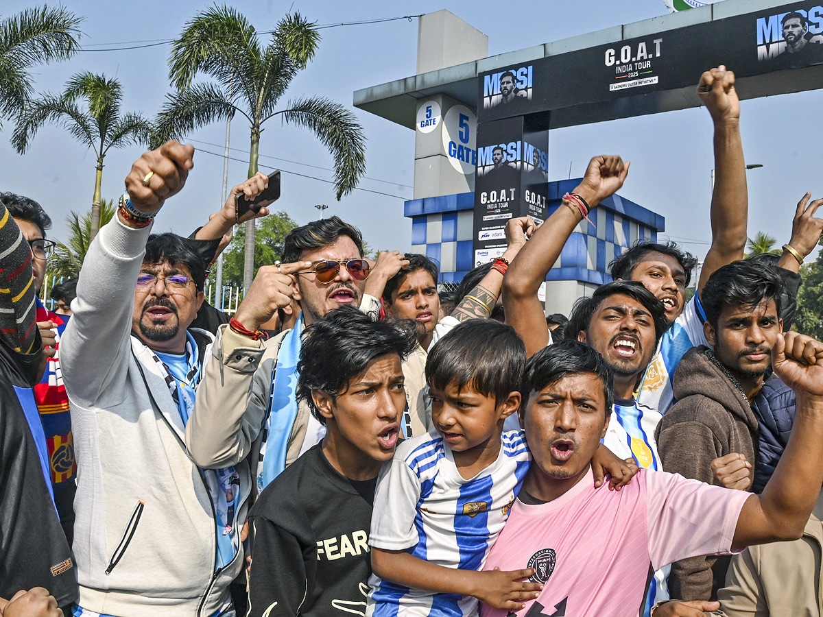 Lionel Messi India tour starts in chaos As angry fans throw seats in stadium Photos25