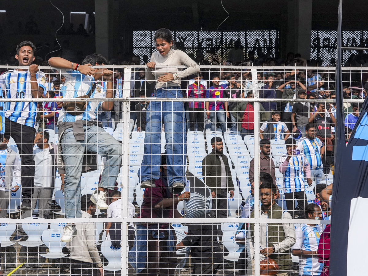 Lionel Messi India tour starts in chaos As angry fans throw seats in stadium Photos26