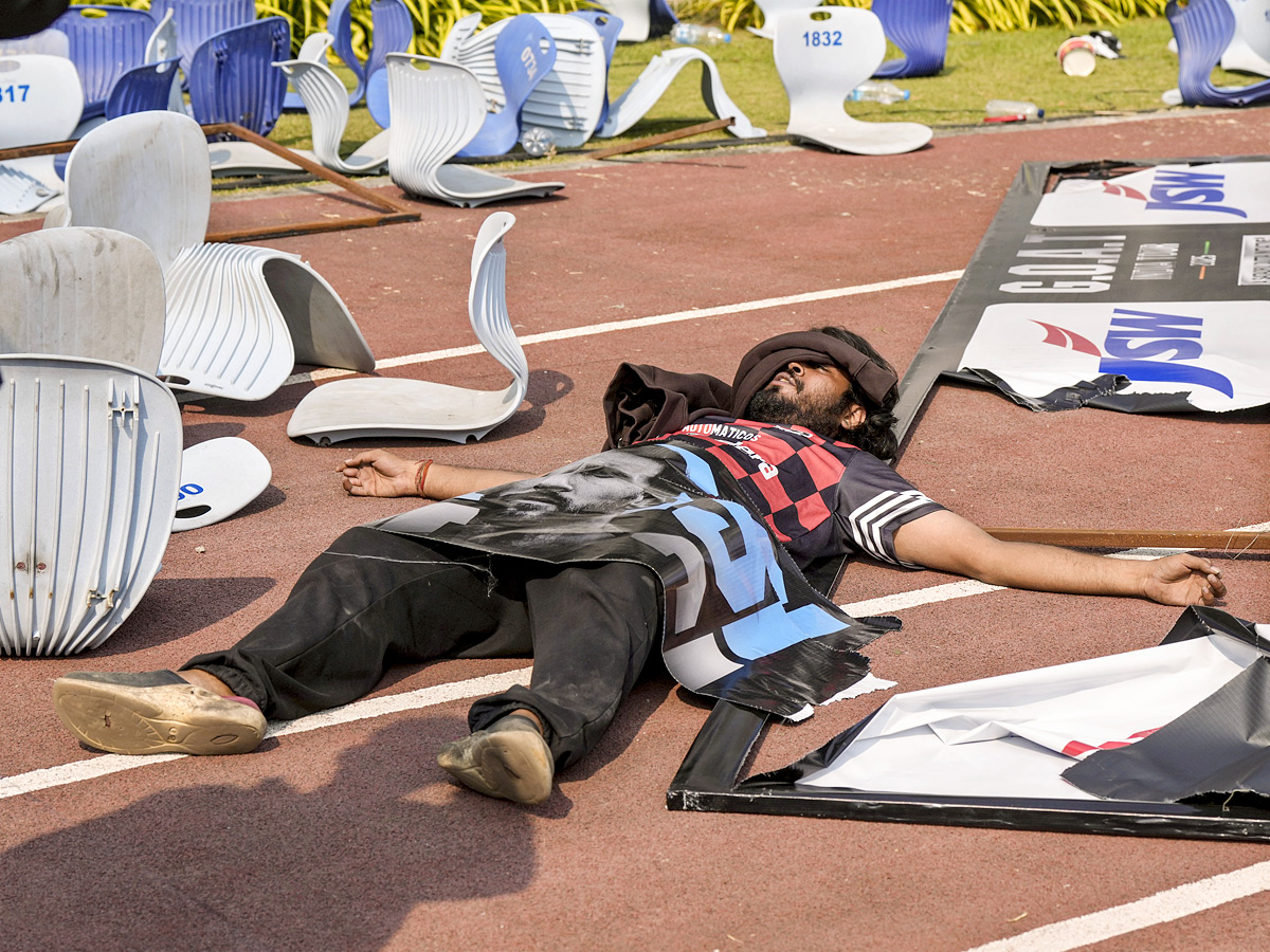 Lionel Messi India tour starts in chaos As angry fans throw seats in stadium Photos27