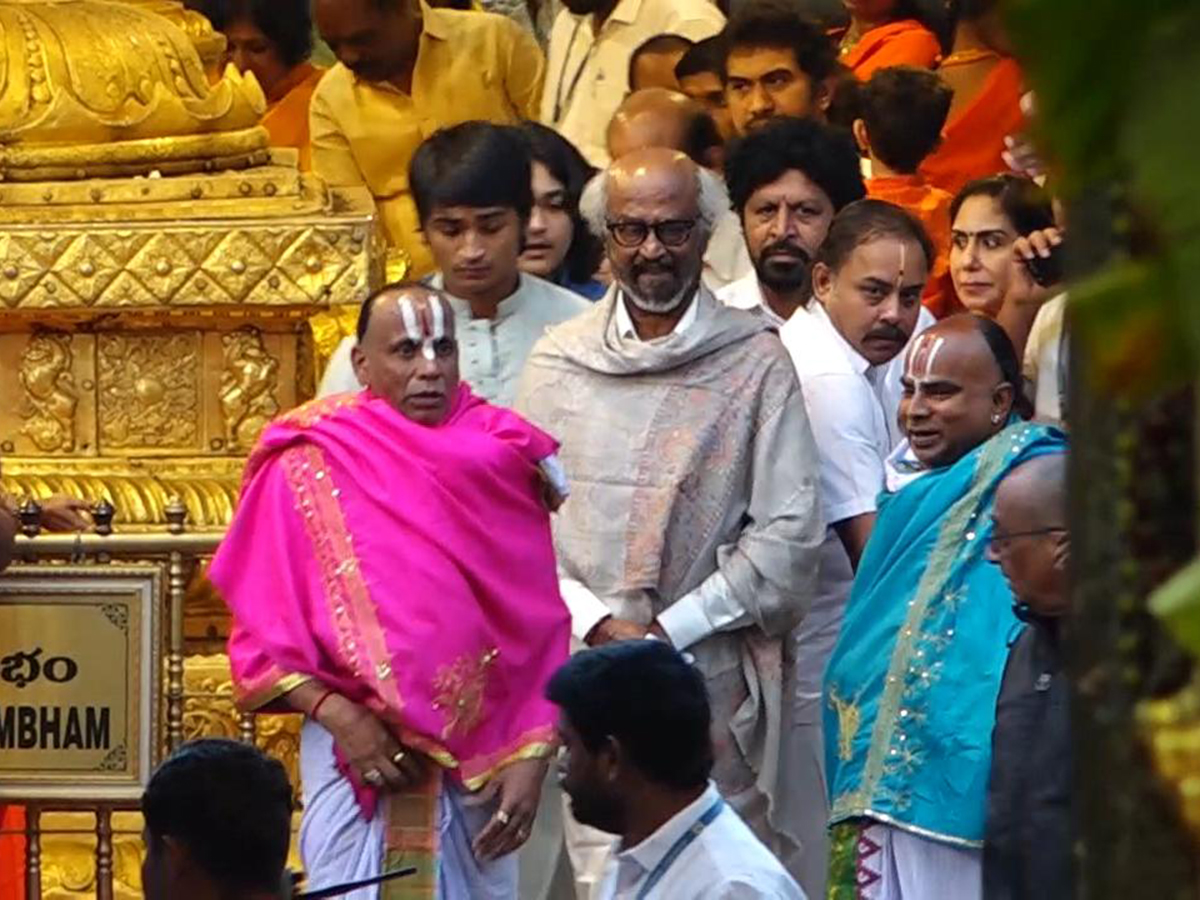 Rajinikanth Visits Tirumala Along With His Family Photos10