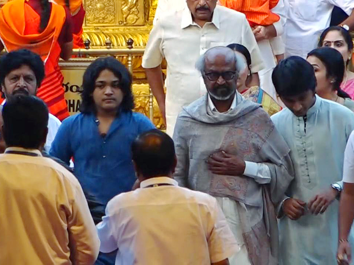 Rajinikanth Visits Tirumala Along With His Family Photos11