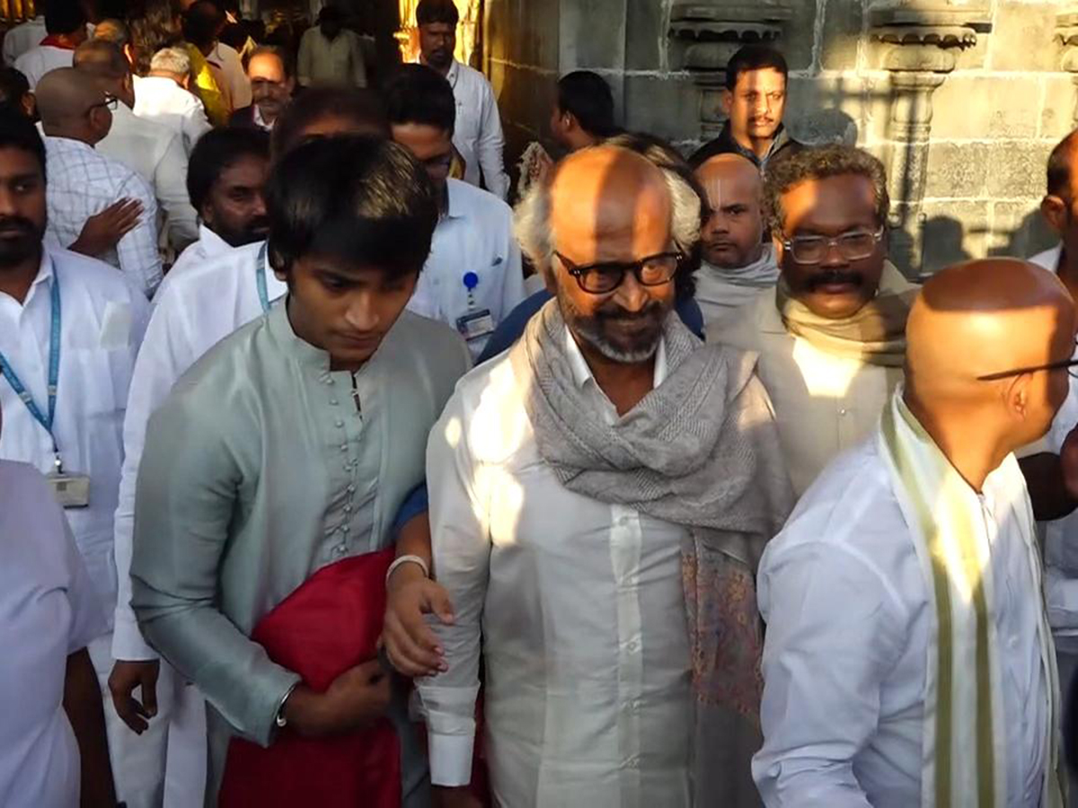 Rajinikanth Visits Tirumala Along With His Family Photos12