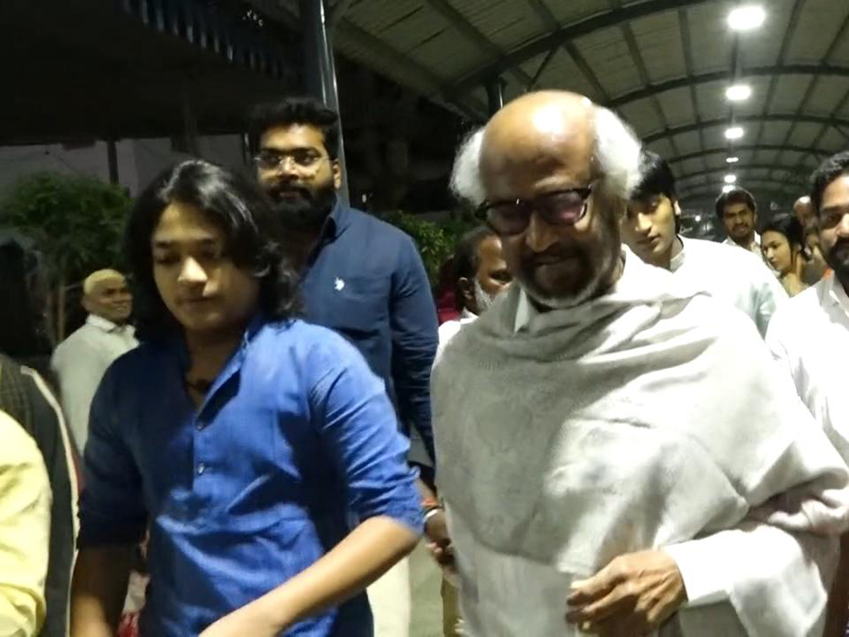Rajinikanth Visits Tirumala Along With His Family Photos14