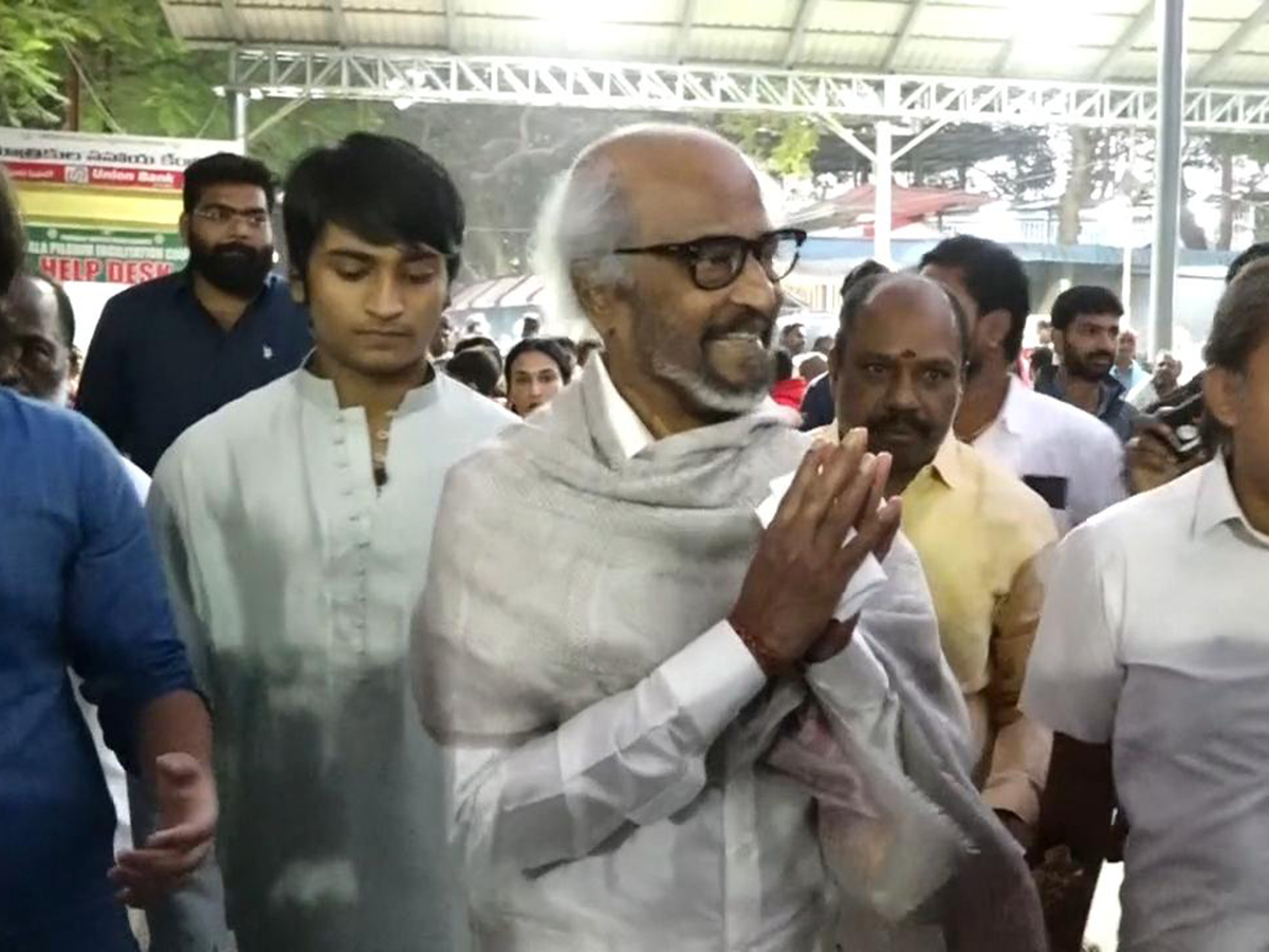 Rajinikanth Visits Tirumala Along With His Family Photos15